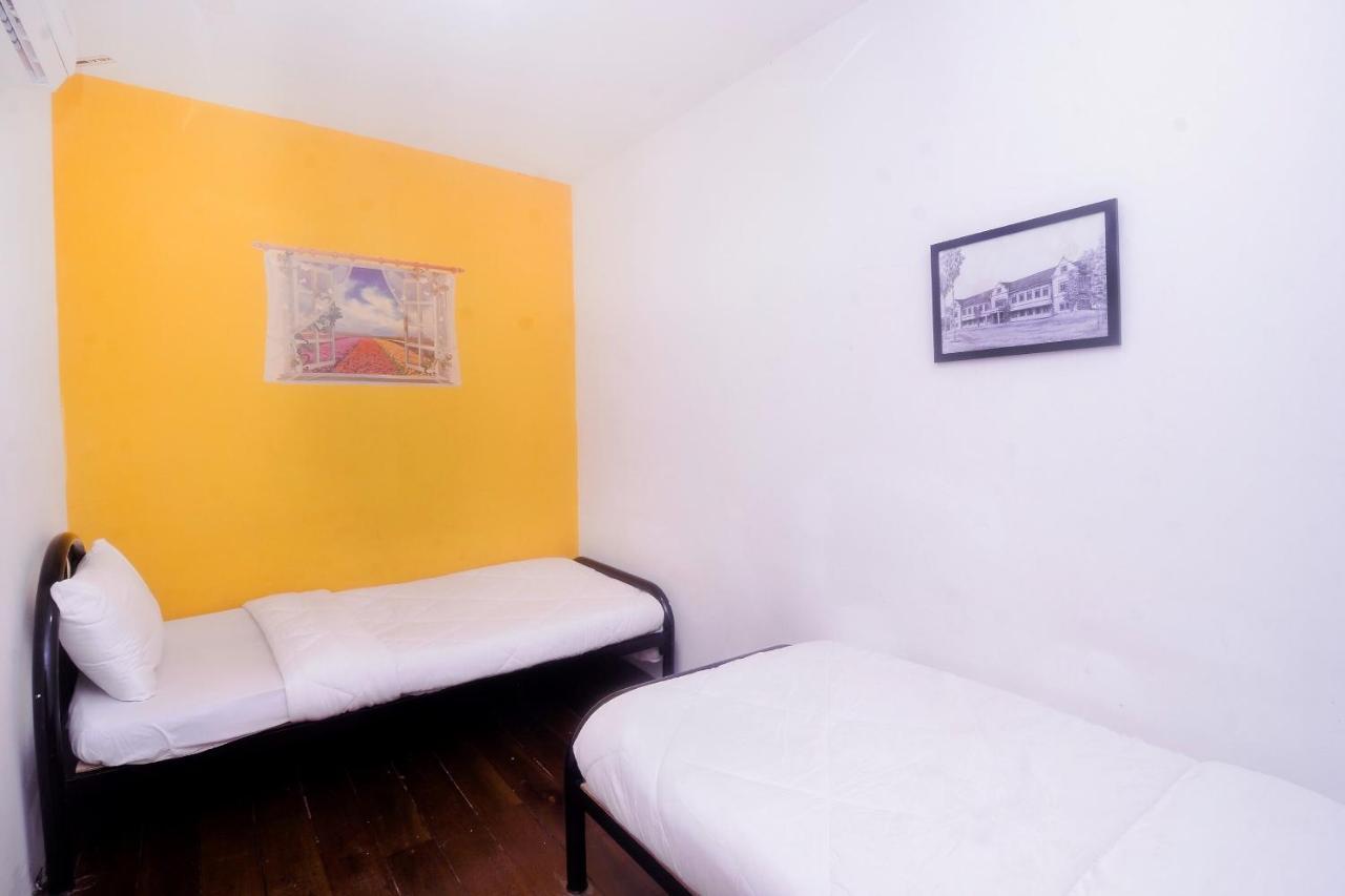 Spot On 89886 Backpacker'S Stay Services Kuching Exterior photo