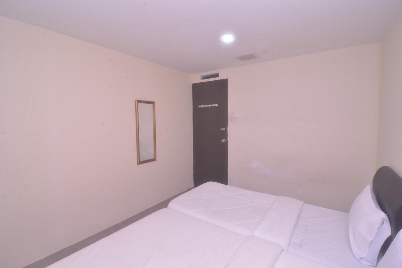 Spot On 89886 Backpacker'S Stay Services Kuching Exterior photo