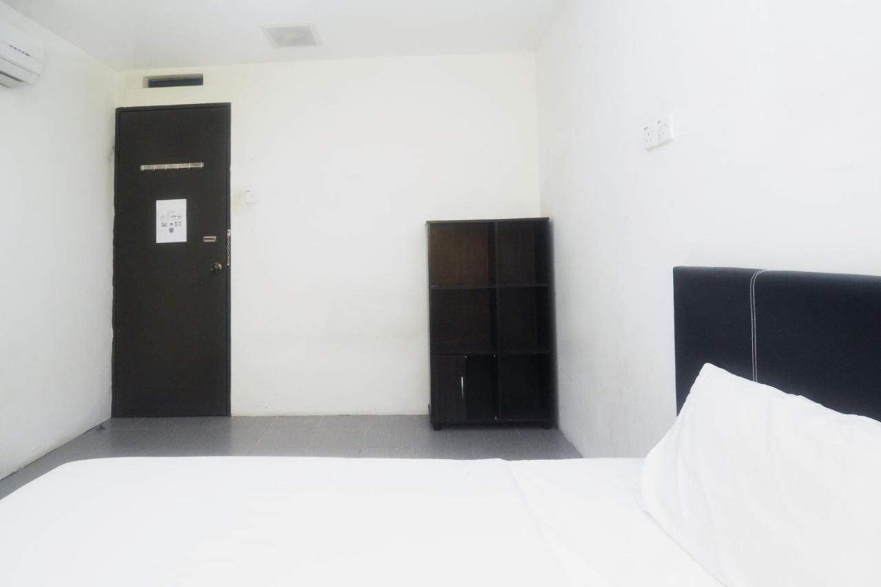 Spot On 89886 Backpacker'S Stay Services Kuching Exterior photo