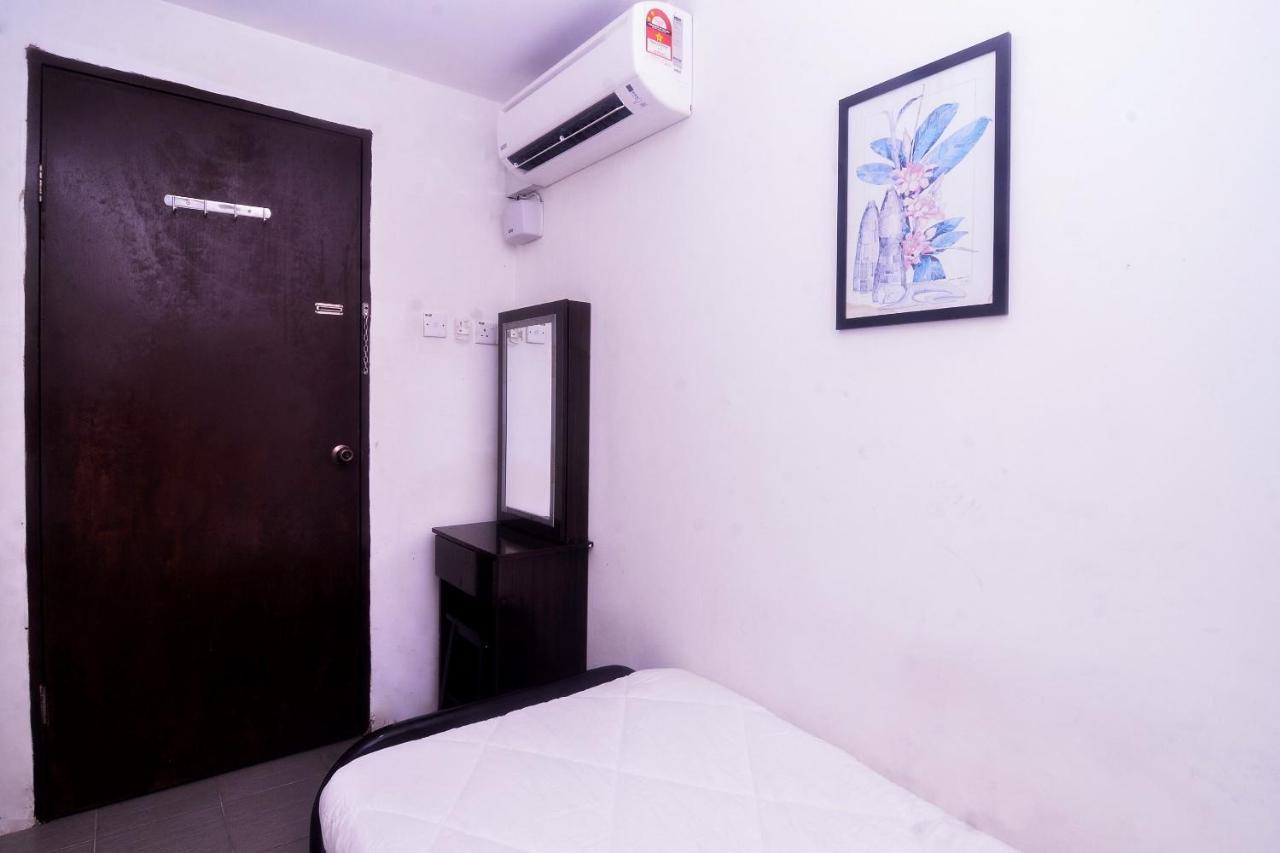 Spot On 89886 Backpacker'S Stay Services Kuching Exterior photo