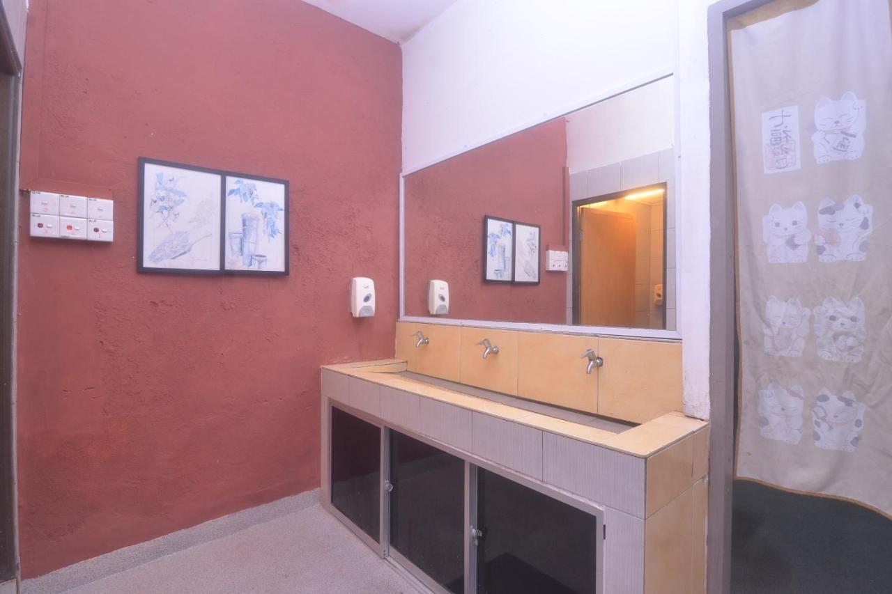 Spot On 89886 Backpacker'S Stay Services Kuching Exterior photo