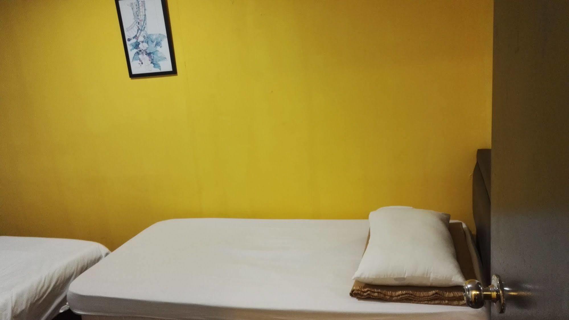 Spot On 89886 Backpacker'S Stay Services Kuching Exterior photo