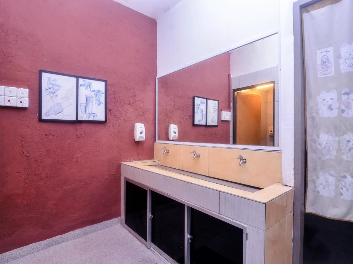 Spot On 89886 Backpacker'S Stay Services Kuching Exterior photo
