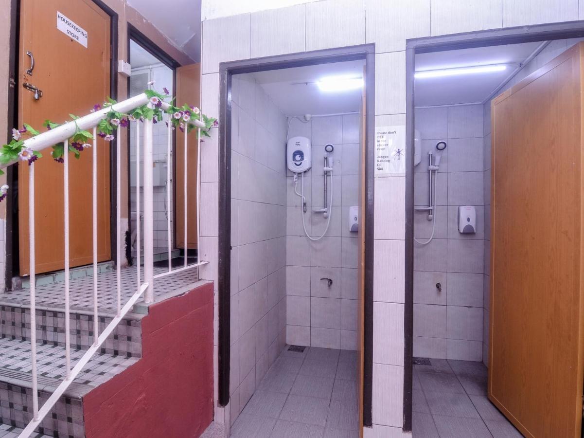 Spot On 89886 Backpacker'S Stay Services Kuching Exterior photo